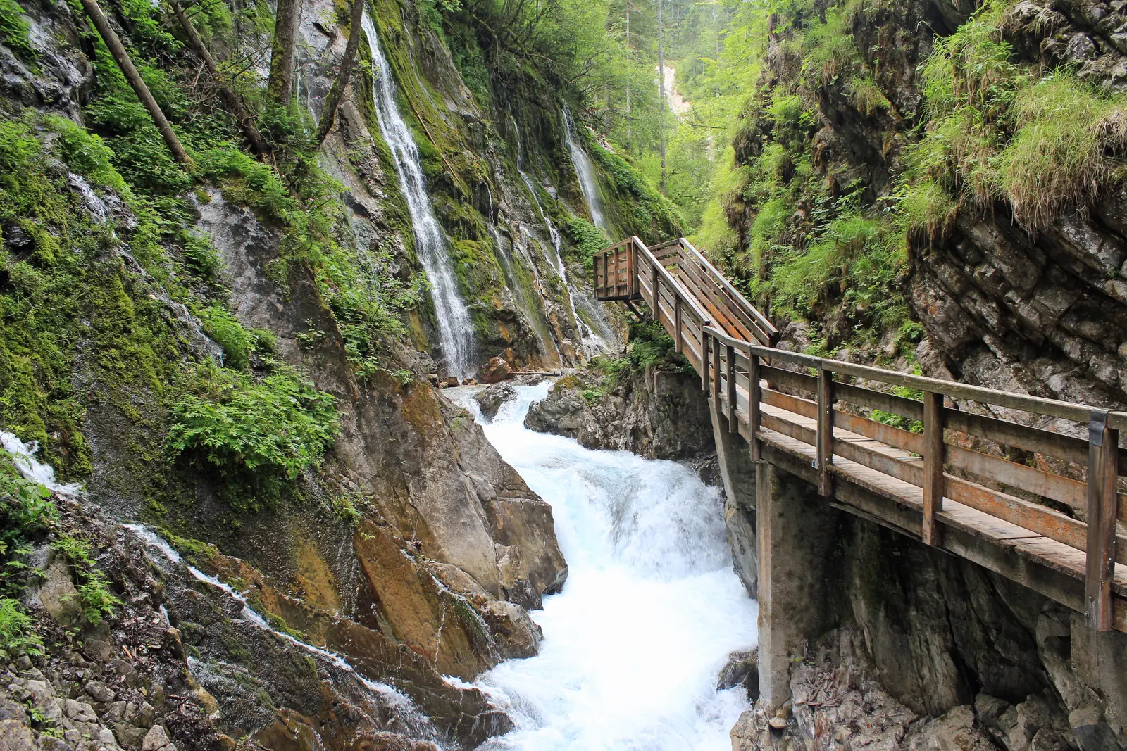 In der Wimbachklamm: Steg entlang der Felswand