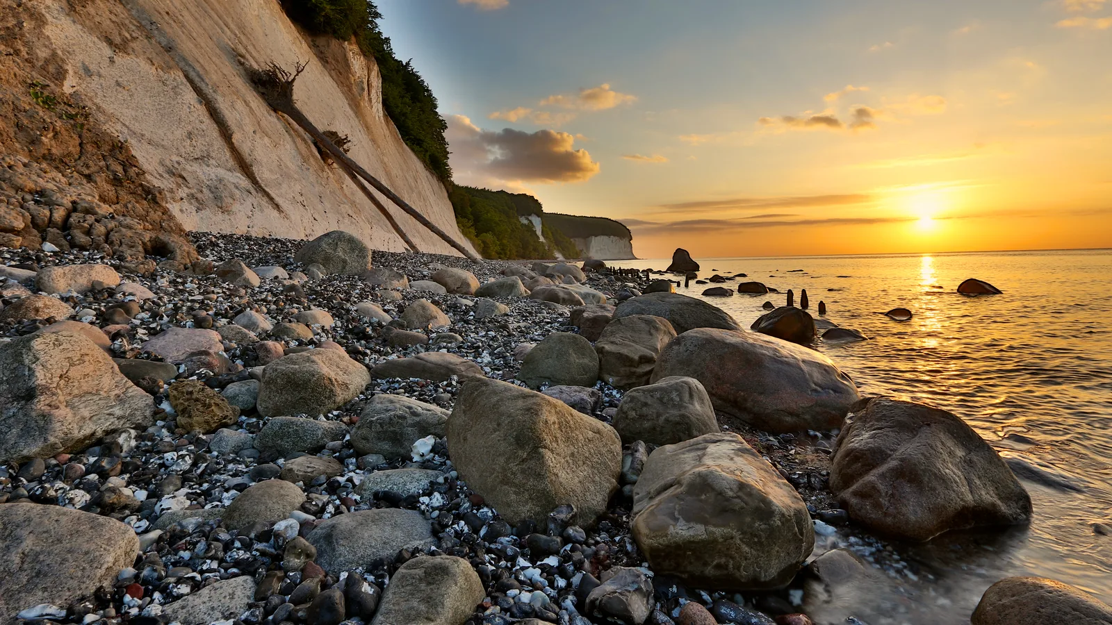 Sonnenaufgang am Geröllstrand unter den Wissower Klinken