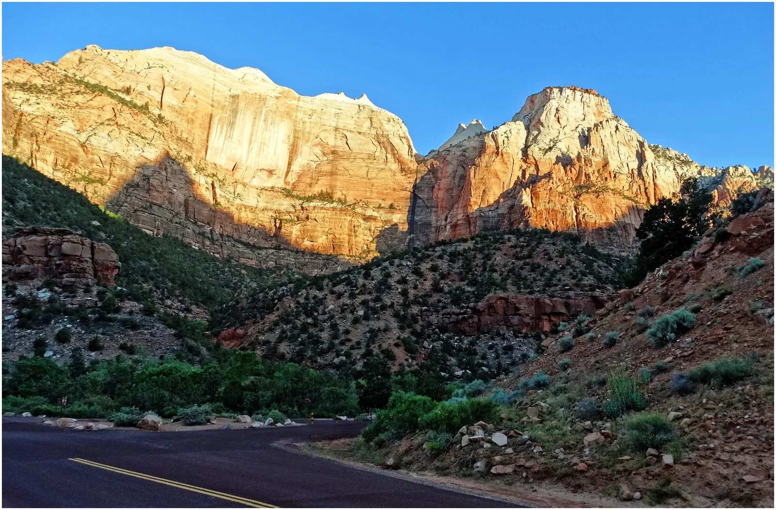 Erstes Morgenlicht auf den Sandsteinwänden am Canyon Junction im Zion Canyon
